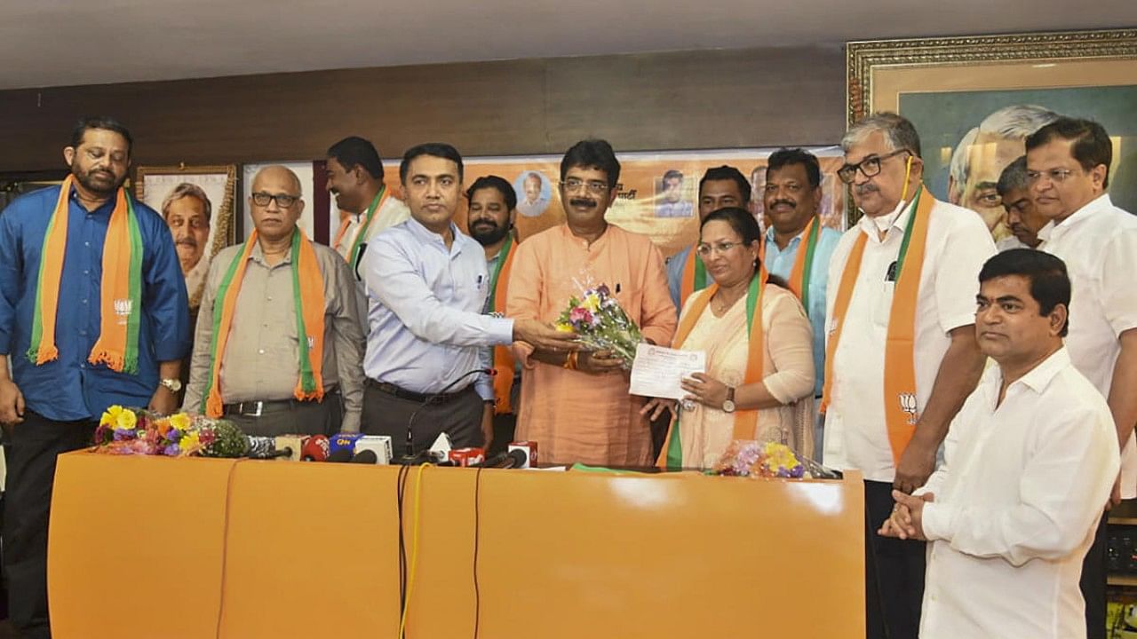 Goa Chief Minister Pramod Sawant and Goa BJP President Sadanand Shet Tanavade welcome eight Congress MLAs who joined the party. Credit: PTI File Photo