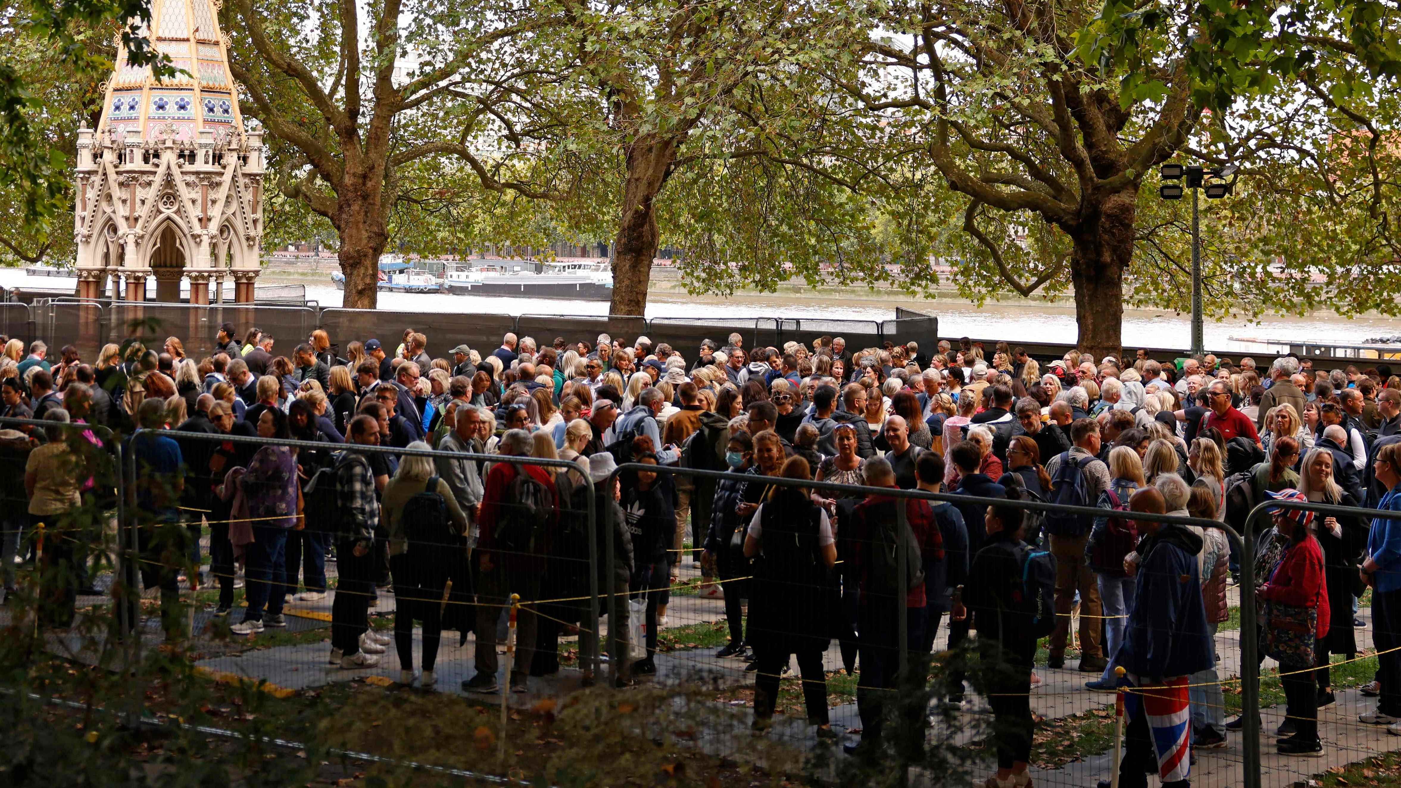 The queue was around 4.9 miles long as of 0900 GMT, the culture department's live queue tracker showed. Credit: AFP Photo