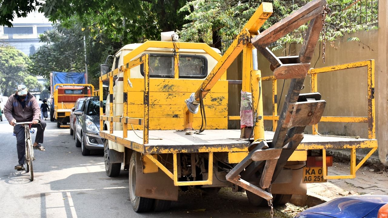 Traffic police towing vehicles parked on Levelle road. Credit: DH Photo