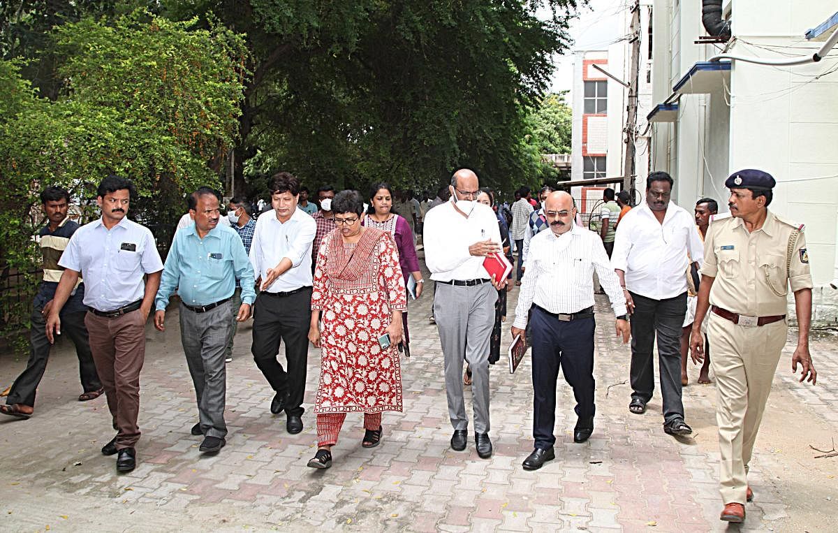 The five-member team, led by Dr Smitha, visits VIMS, Ballari, to probe into deaths reported due to alleged failure of power in ICUs two days back, on Friday. Credit: DH Photo