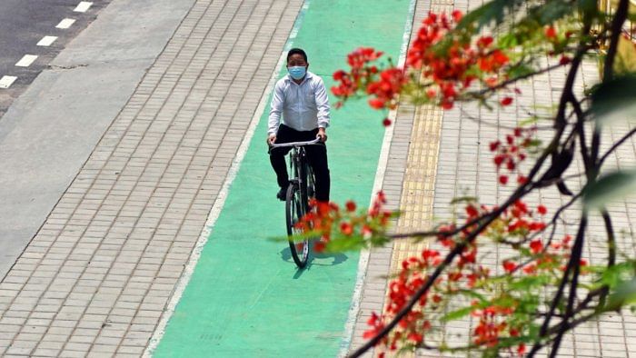 A man rides cycle on the cycle path prepared as part of the Smart City project on Raj Bhavan Road. Credit: DH file photo
