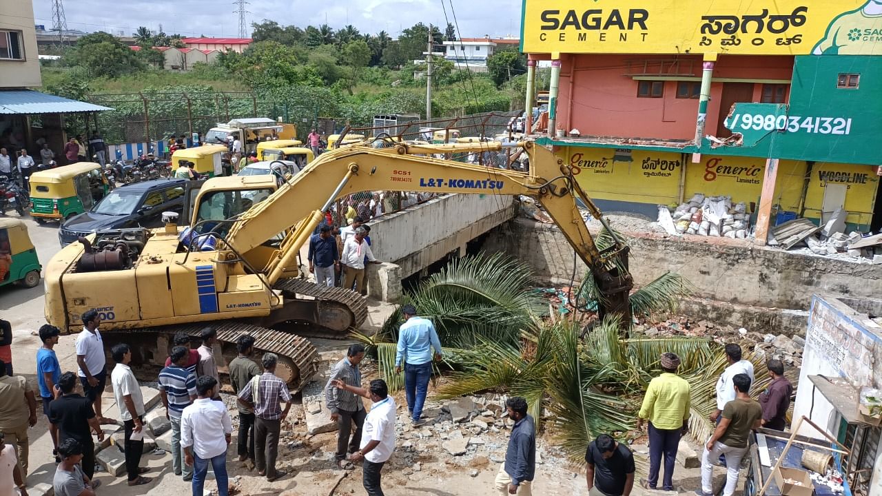 BBMP demolition drive of rajkaluve encroachment at Rukmininagar, T Dasarhalli. Credit: DH Photo