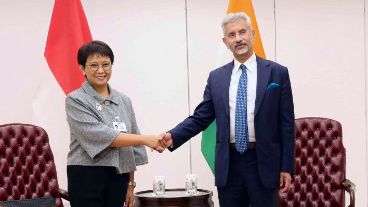 Indonesian Foreign Minister Retno Marsudi (L) and External Affairs Minister S Jaishankar (R). Credit: Twitter/@DrSJaishankar