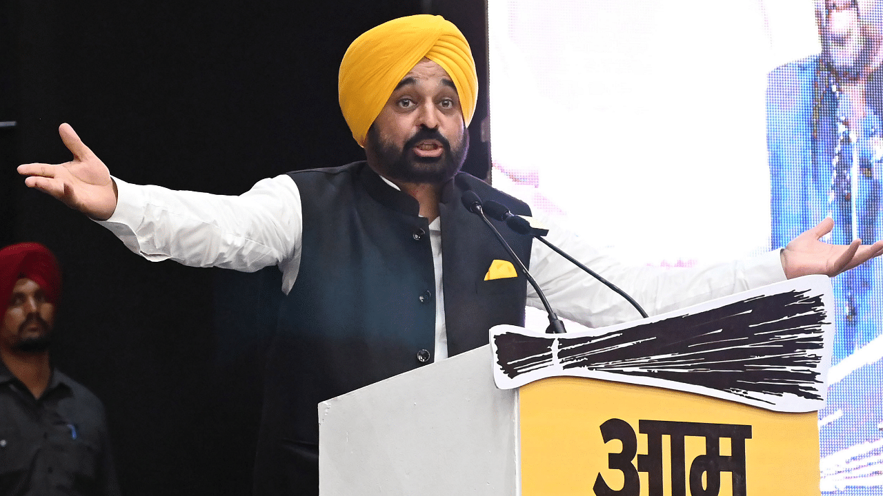 AAP national convener Arvind Kejriwal and the Punjab chief minister slammed the governor for not allowing the assembly session. Credit: PTI Photo