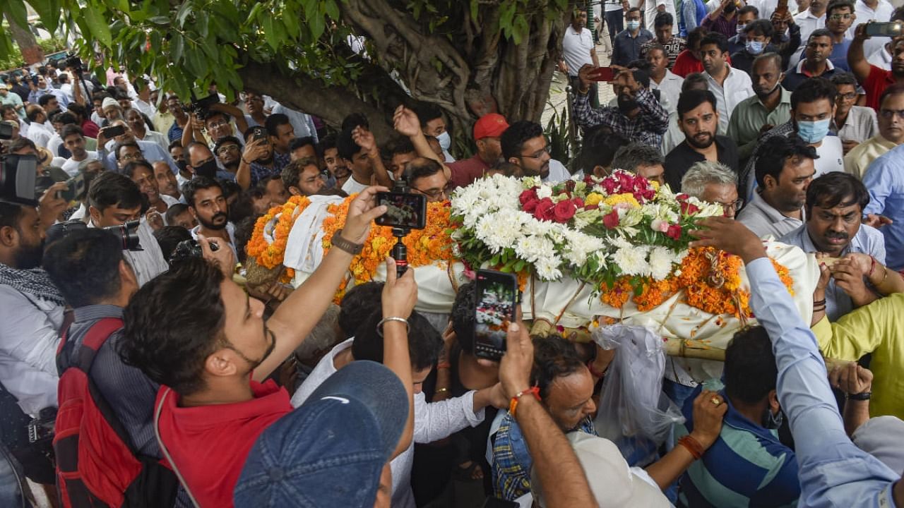 Mortal remains of comedian Raju Srivastava being carried for cremation at Nigambodh Ghat in New Delhi, Thursday, Sept. 22, 2022. Srivastava passed away at the age of 58 after being hospitalised for more than 40 days in Delhi, on Wednesday. Credit: PTI Photo