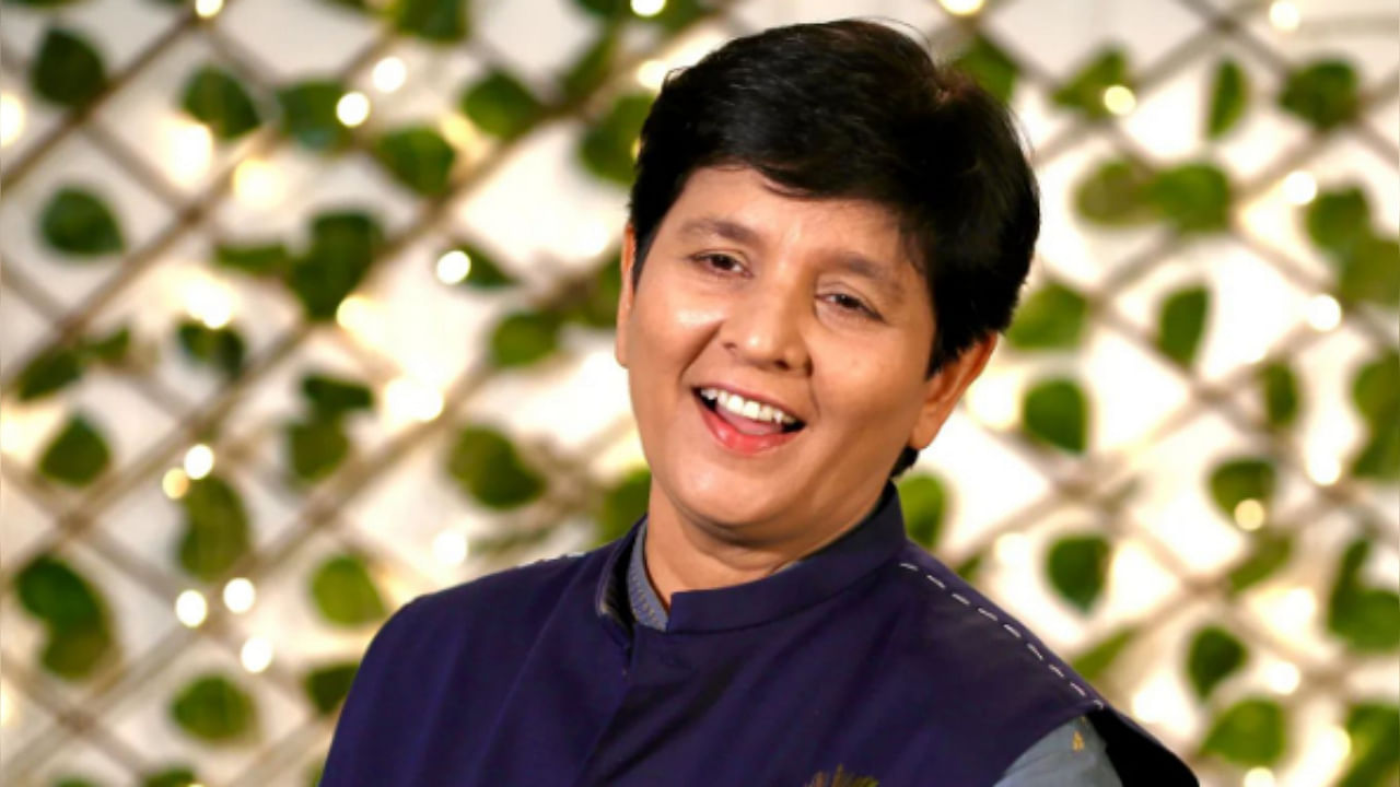 Falguni Pathak. Credit: Instagram/ @falgunipathak12