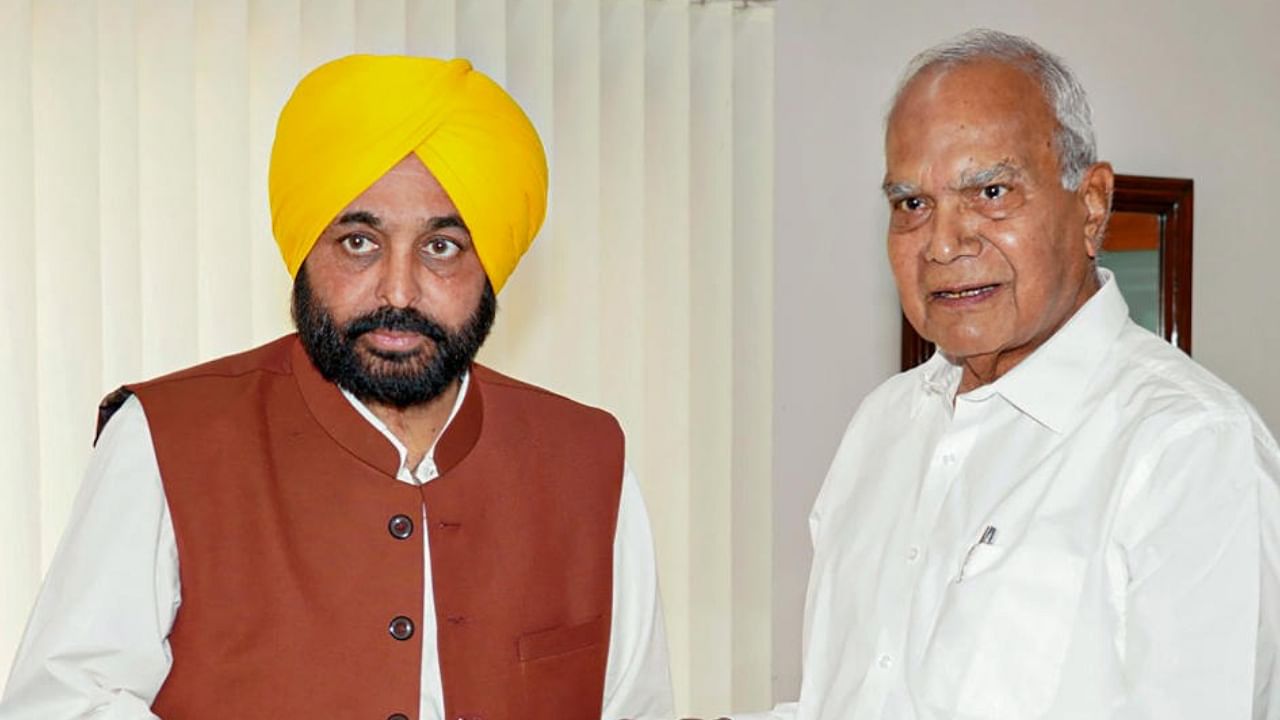 Punjab Governor Banwarilal Purohit (R) and state Chief Minister Bhagwant Mann. Credit: PTI File Photo