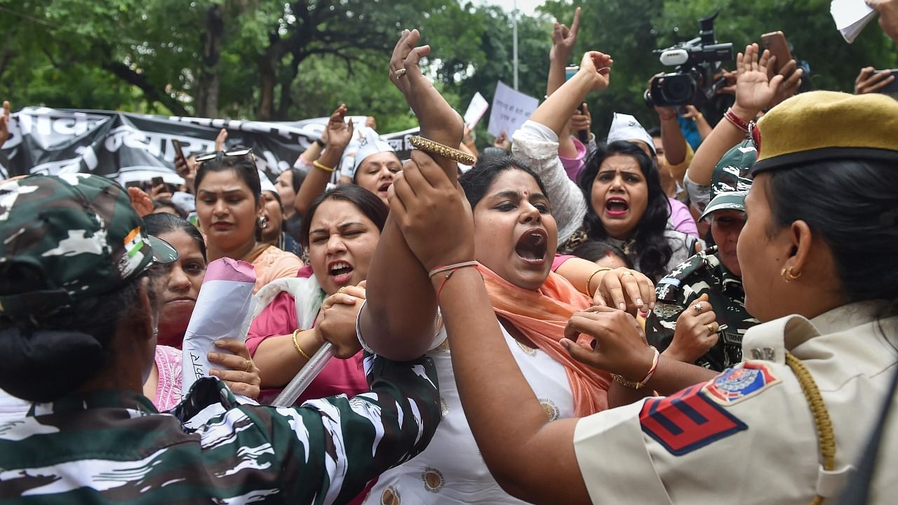 <div class="paragraphs"><p>Security personnel try to disperse members of AAP women wing protesting against BJP over the killing of Ankita Bhandari. </p></div>