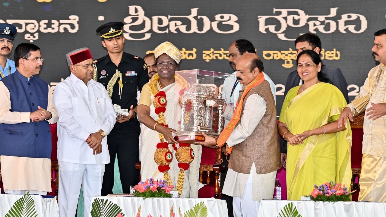 President of India Droupadi Murmu being presented a memento during the inaugural function of Mysuru Dasara, atop the Chamundi Hill, in Mysuru, on Monday. District in-charge Minister S T Somashekar, Union Minister Pralhad Joshi, Governor Thawar Chand Gehlot, Chief Minister Basavaraj Bommai, Union Minister Shobha Karndlaje, and Kannada Culture Minister V Sunil Kumar are seen in the picture. Credit: DH Photo/Anup Ragh T