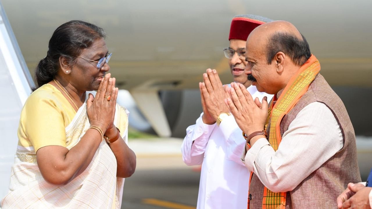 President Murmu welcomed by Chief Minister Basavaraj Bommai and Governor Thawar Chand Gehlot at Mysuru airport in Mandakalli. Credit: Information Department