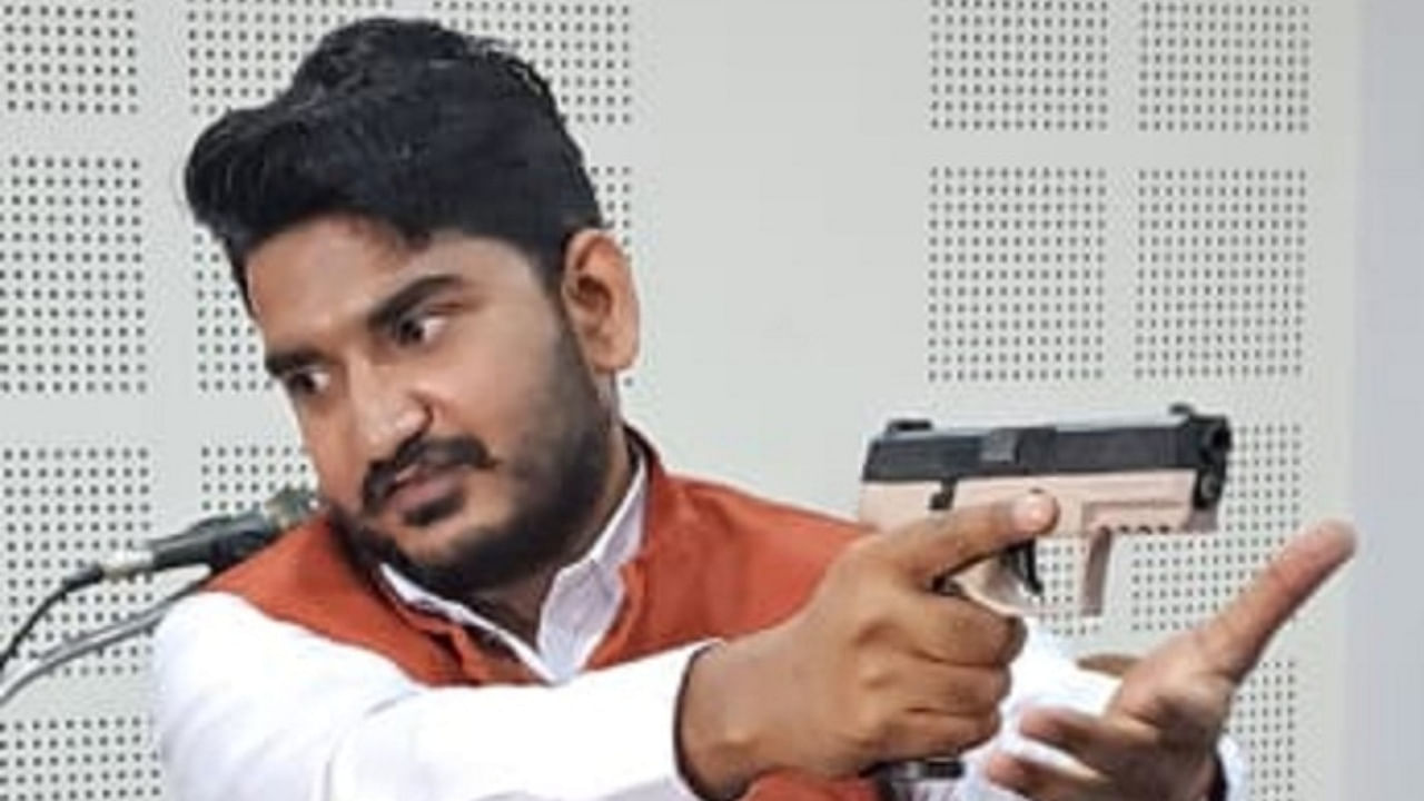 Astr Defence Pvt Ltd founder and CEO Ankush Koravi displays the working prototype of the indigenously made ‘Atal’ modular pistol. Credit: DH Photo