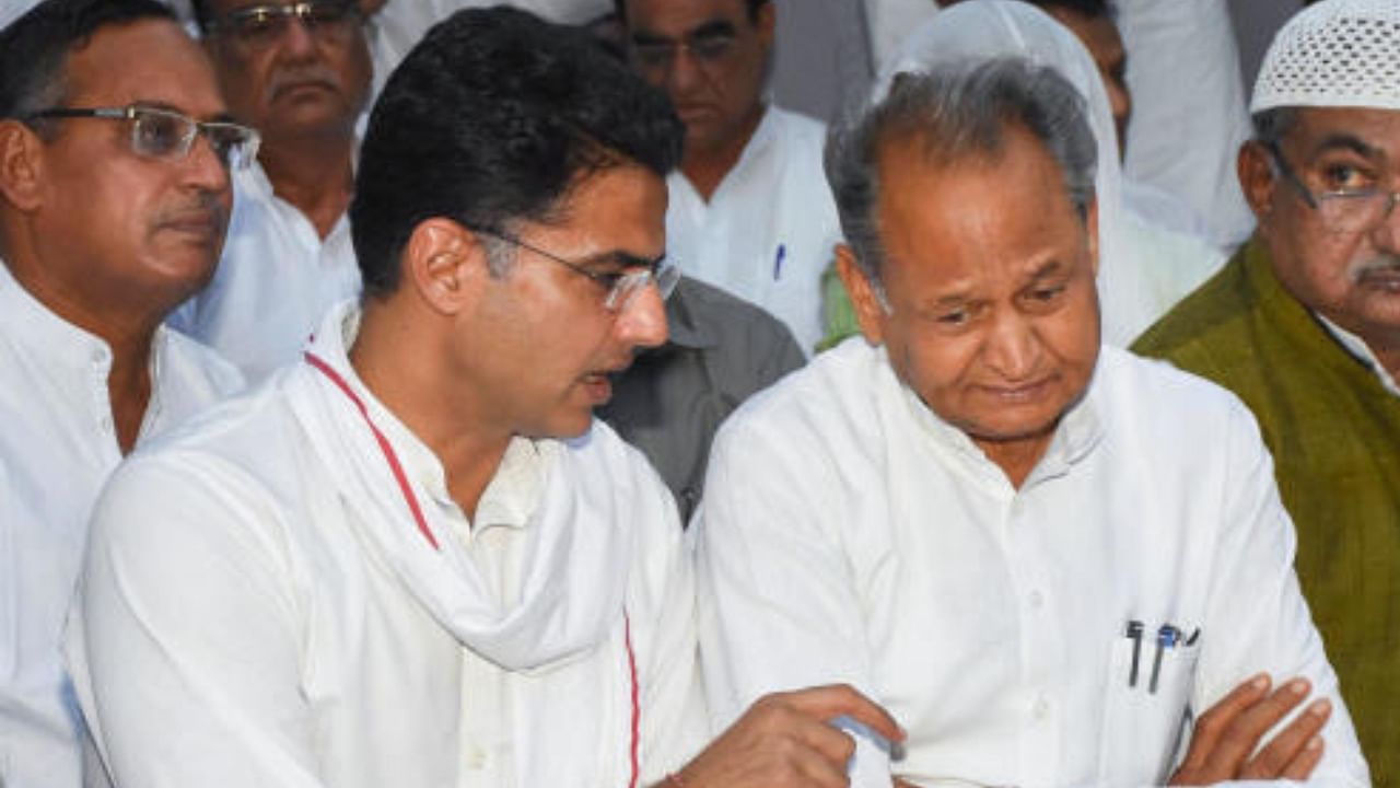 Rajasthan Chief Minister Ashok Gehlot (R) and Congress leader Sachin Pilot. Credit: PTI File Photo