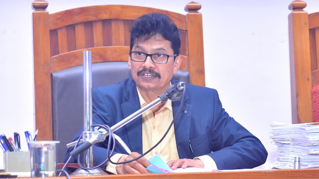 Mangalore University Vice-Chancellor Prof P S Yadapadithaya speaks during the academic council meeting. Credit: DH Photo