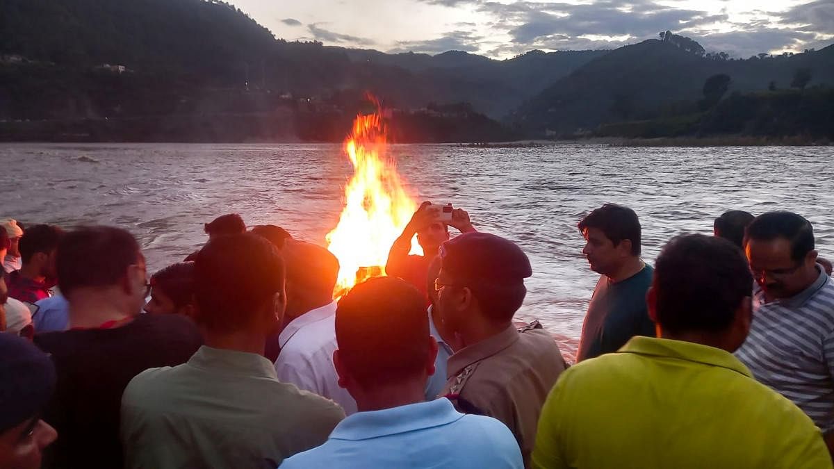 Family members and relatives of Ankita Bhandari during her cremation at ITI Ghat, at Srinagar in Pauri Garhwal district. Credit: PTI Photo