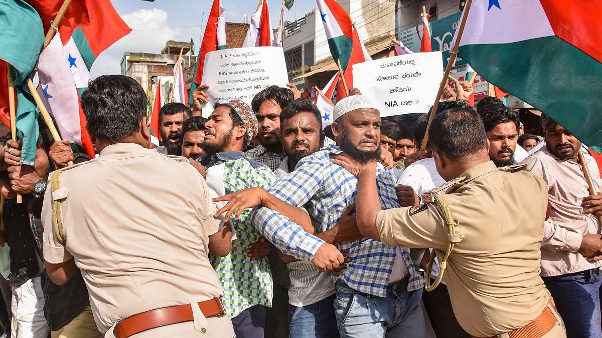 Police attempt to detain Popular Front of India (PFI) and Social Democratic Party of India (SDPI) workers during a protest against the raid of National Investigation Agency (NIA). Credit: PTI Photo