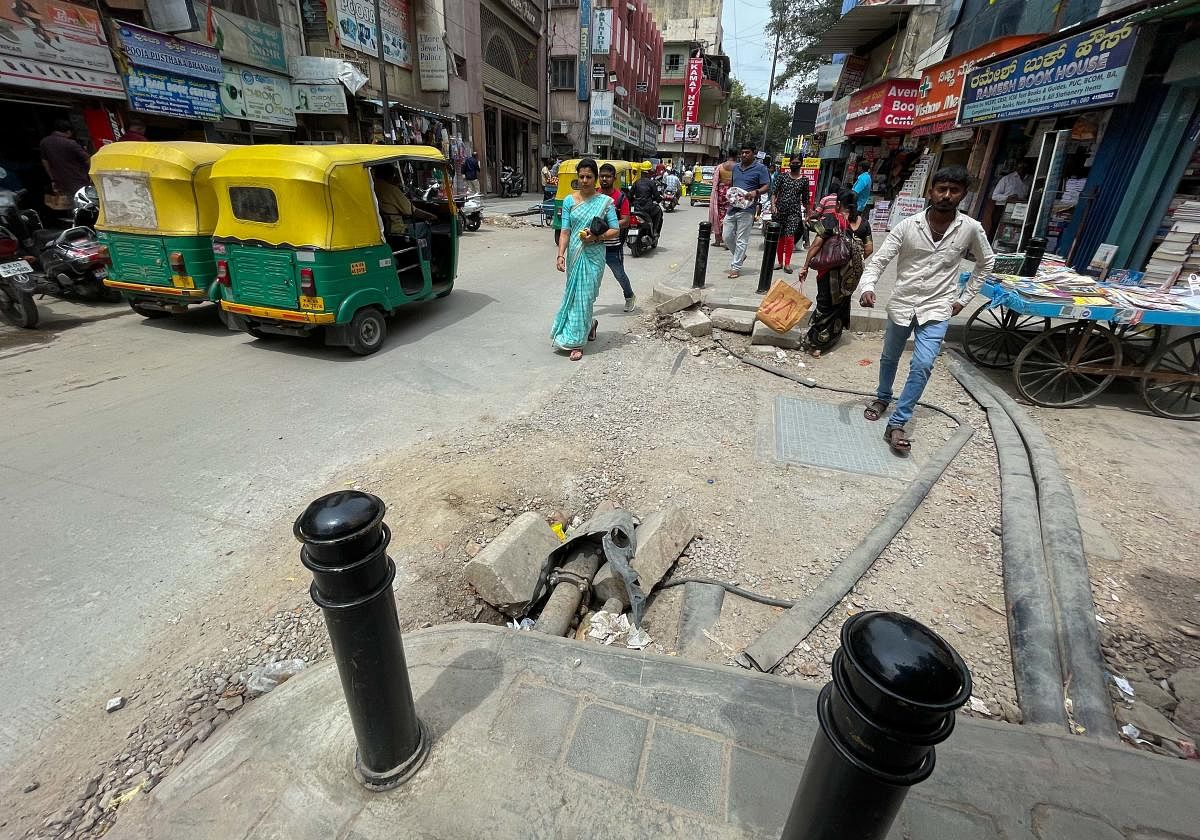 Officials are hopeful they will wrap up the road works on Avenue Road in a week. This has made traders upbeat about good business this Dasara and Deepavali.Credit: DH Photo/PUSHKAR V