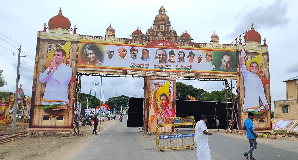 Preparations for the Bharat Jodo Yatra at Gundlupet on Thursday. Credit: DH photo