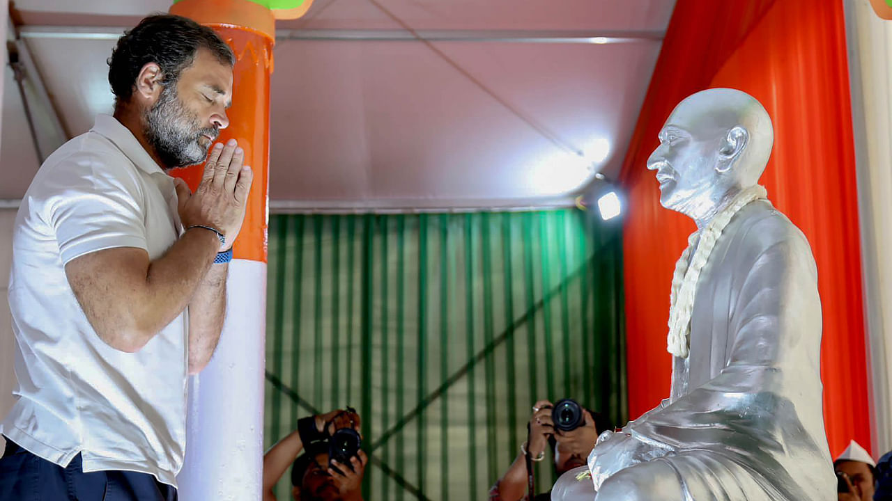 Congress leader Rahul Gandhi pays tribute to Mahatma Gandhi at Khadi Gramodyog, Badanavalu, Karnataka. Credit: PTI Photo
