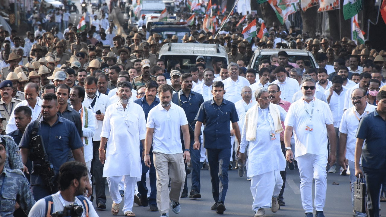 Congress leaders R Dhruvanarayan, Vasu, D K Shivakumar, Siddaramaiah and Tanveer Sait join Rahul Gahdhi, in his Bharat Jodo Yatra in Mysuru, on Monday morning. Credit: DH Photo