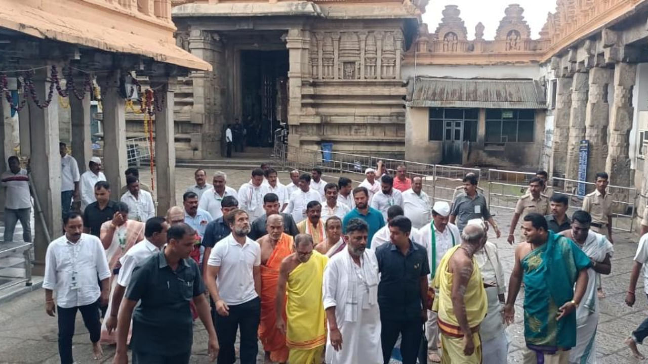 Congress leader Rahul Gandhi and KPCC president D K Shivakumar visit Srikanteshwara temple in Nanjangud, Mysuru district, on Sunday. Credit: DH Photo
