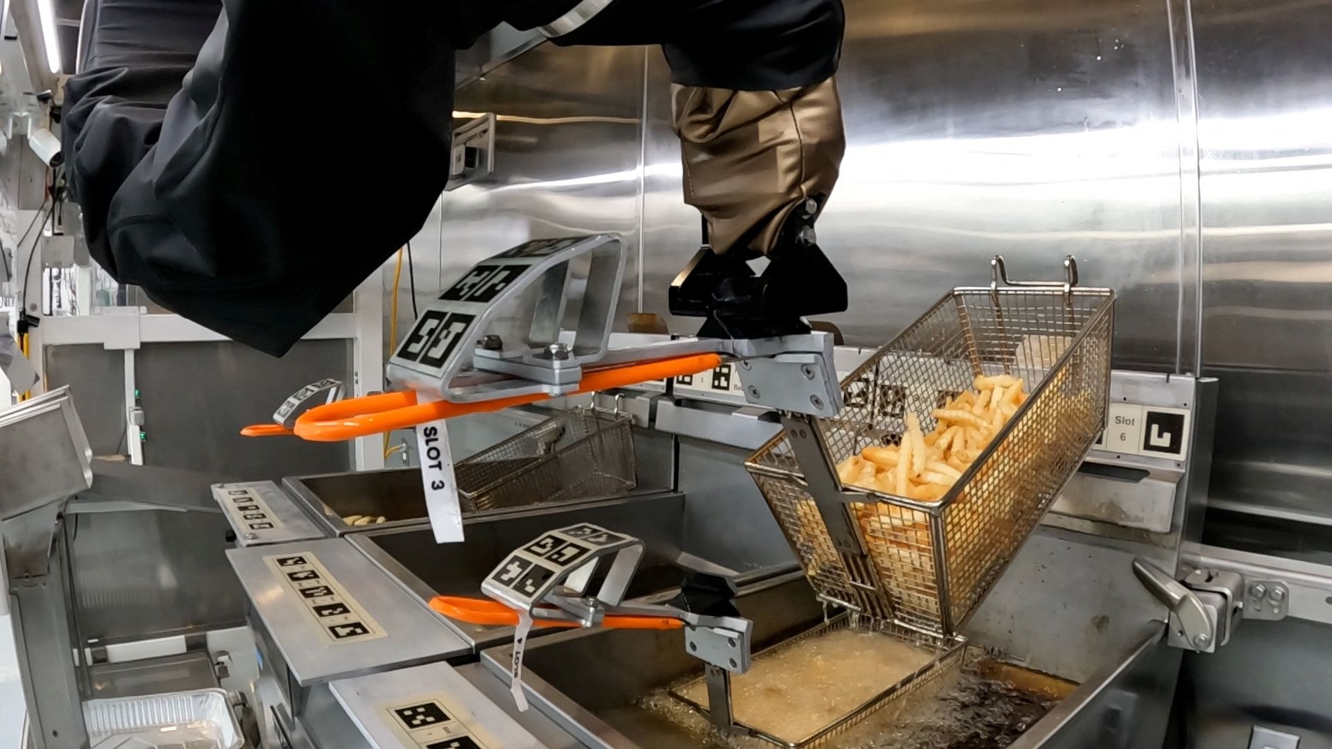 The Flippy 2 robot takes fries out of a vat of oil at a lab of manufacturer Miso Robotics Inc in Pasadena, California. Credit: Reuters Photo