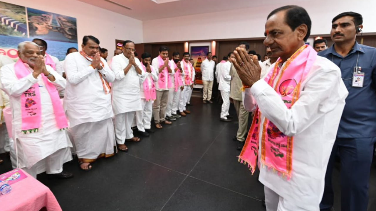 TRS Party President and CM Sri K Chandrashekar Rao speaking at the party's general body meeting at Telangana Bhavan. Credit: Twitter/ @trspartyonline