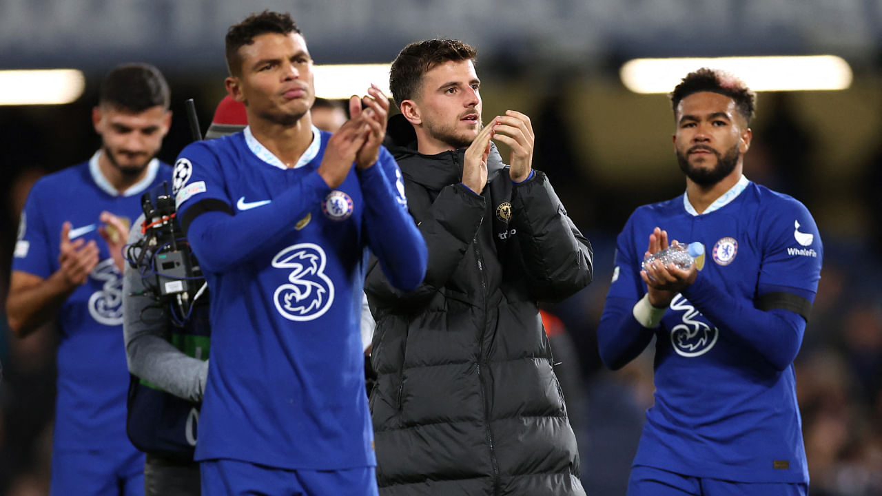 Thiago Silva, Mason Mount and Reece James applaud fans after the match. Credit: Reuters Photo