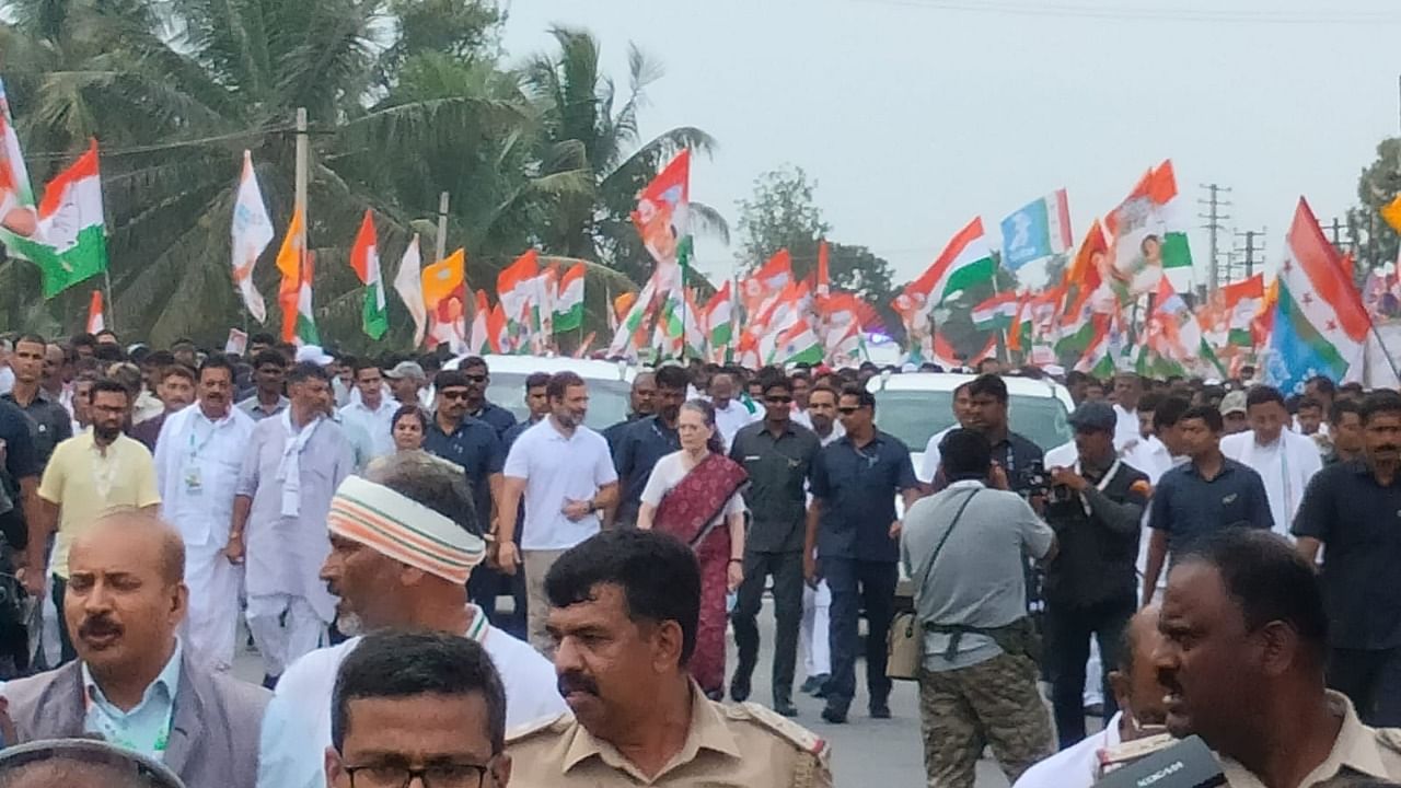 Congress interim president Sonia Gandhi, party leader Rahul Gandhi and workers walk during Bharat Jodo Yatra in Mandya. Credit: DH Photo