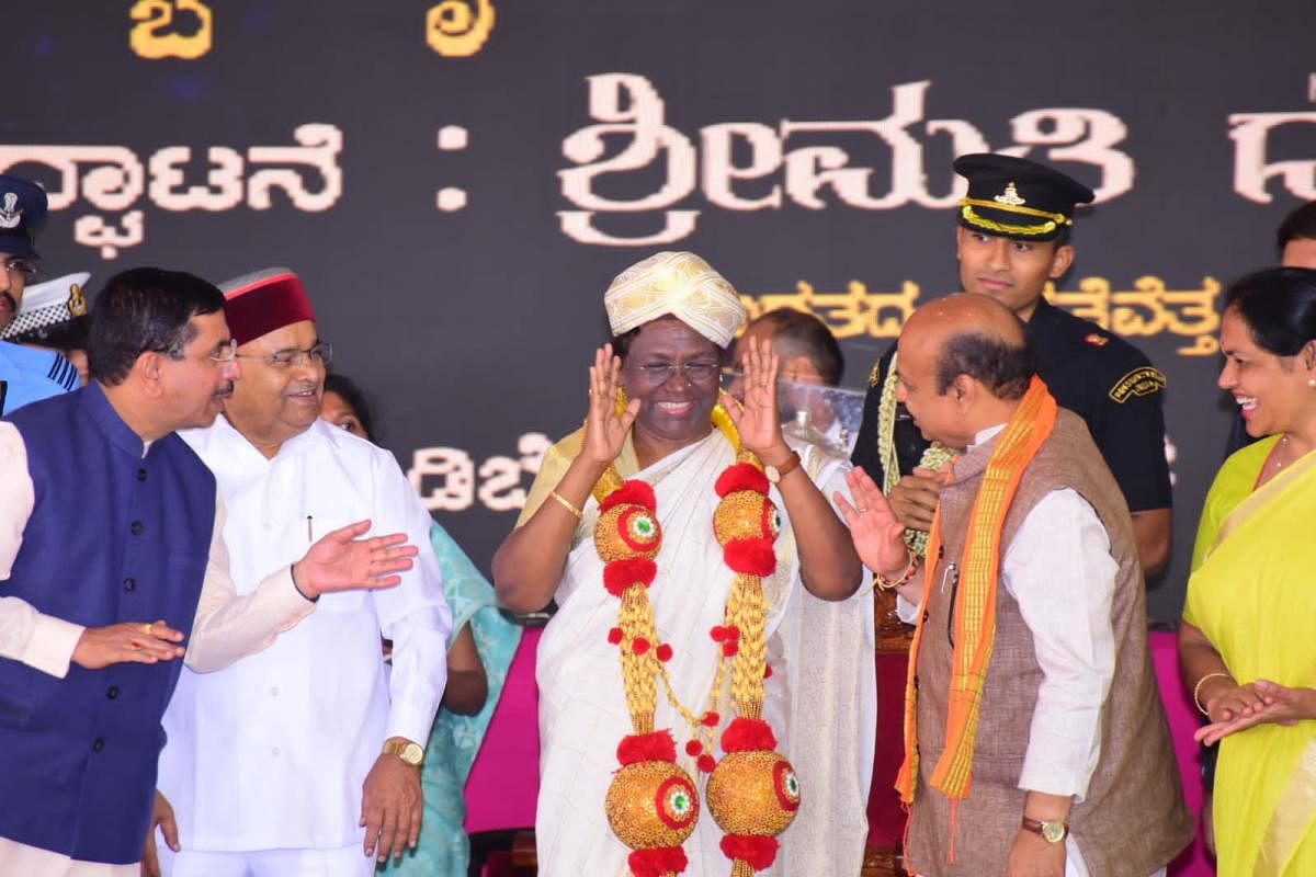 President Droupadi Murmu receiving felicitation, with Mysuru Peta, after the inauguration of Mysuru Dasara on September 26. Credit: DH Photo