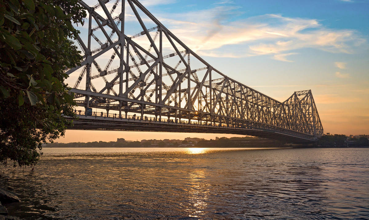 A view of the Howrah Bridge. Credit: DH Photo