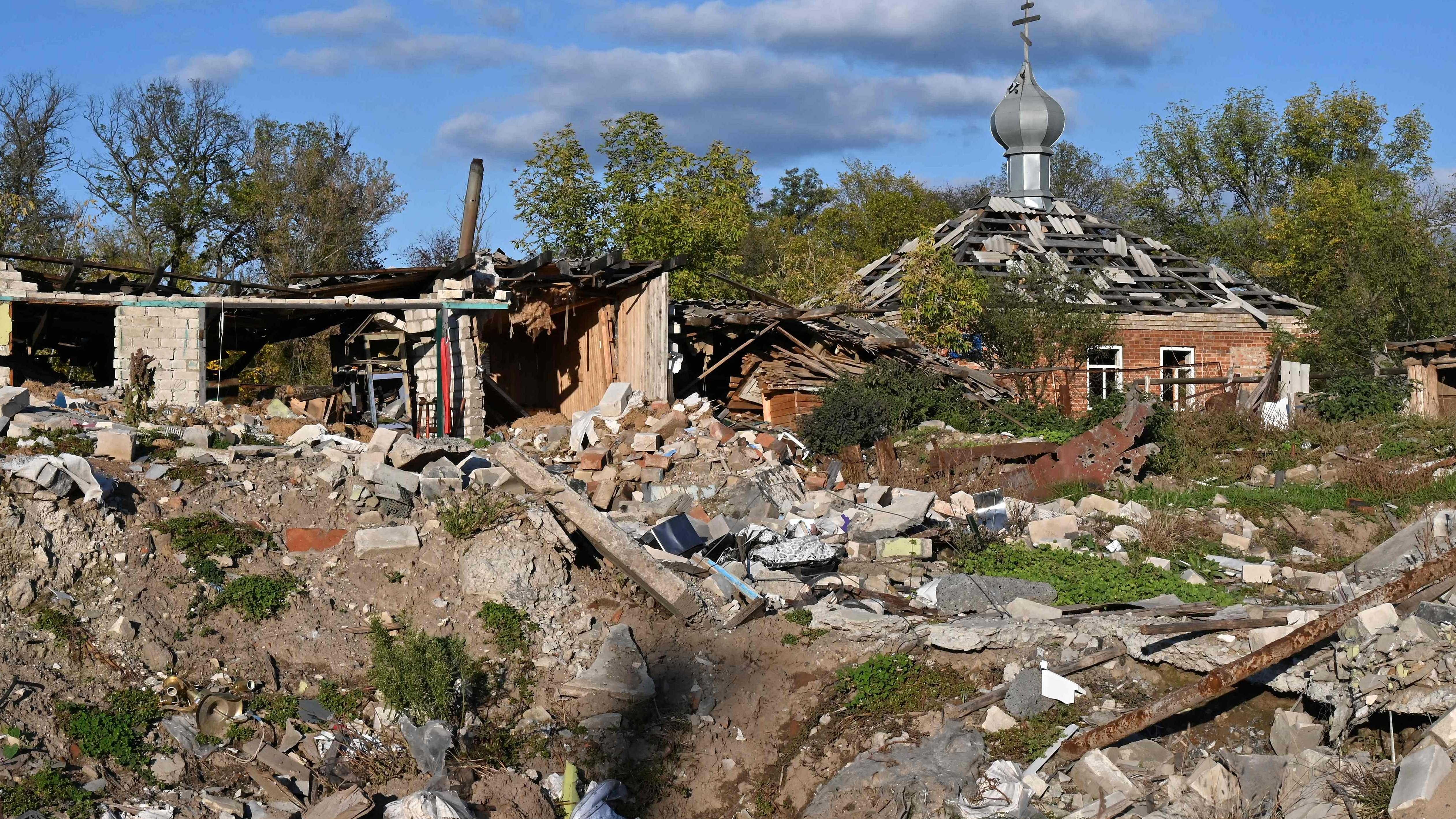  Destroyed buildings in Yats'kivka, on the east bank of the Oskil River, eastern Ukraine. Credit: AFP Photo