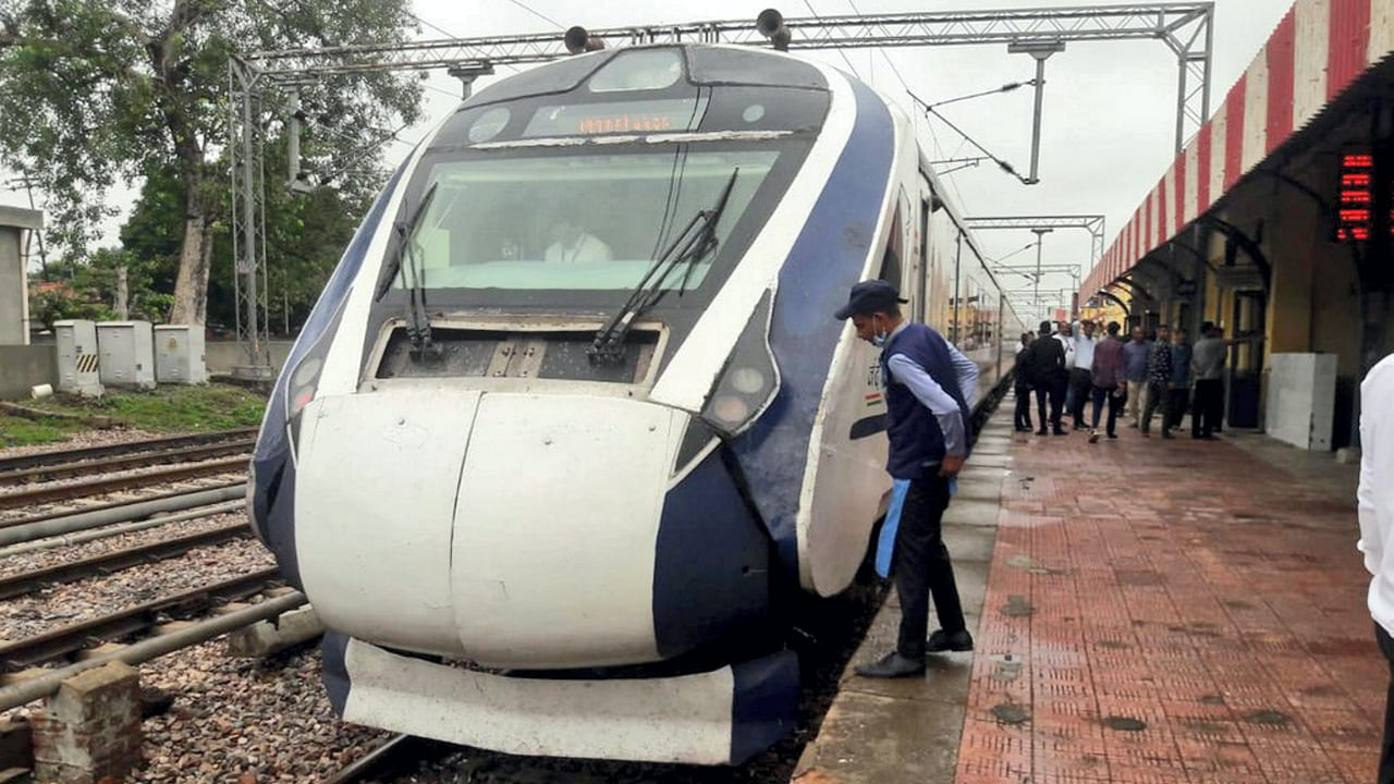 Vande Bharat Express train after being stopped at Khurja Junction railway station due to jammed brake, in Bulandshahr district. Credit: PTI Photo