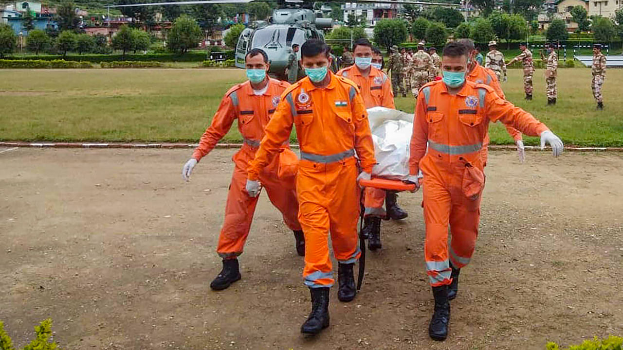 NDRF personnel during a rescue operation of trainees trapped in an avalanche in Draupadi's Danda-2 mountain peak, in Uttarkashi district. Credit: PTI Photo