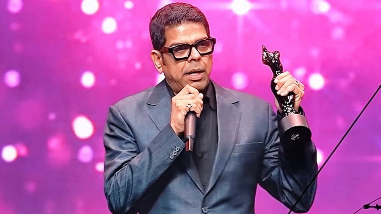 Murali Sharma speaks after receiving Best Actor in a supporting role (Male) at the 67th Parle Filmfare Awards South in Bengaluru. Credit: Special Arrangement