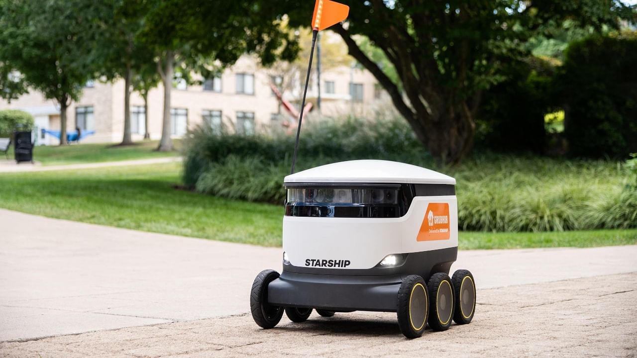 A delivery bot designed by Starlink Technologies. Credit: Twitter./@StarshipRobots