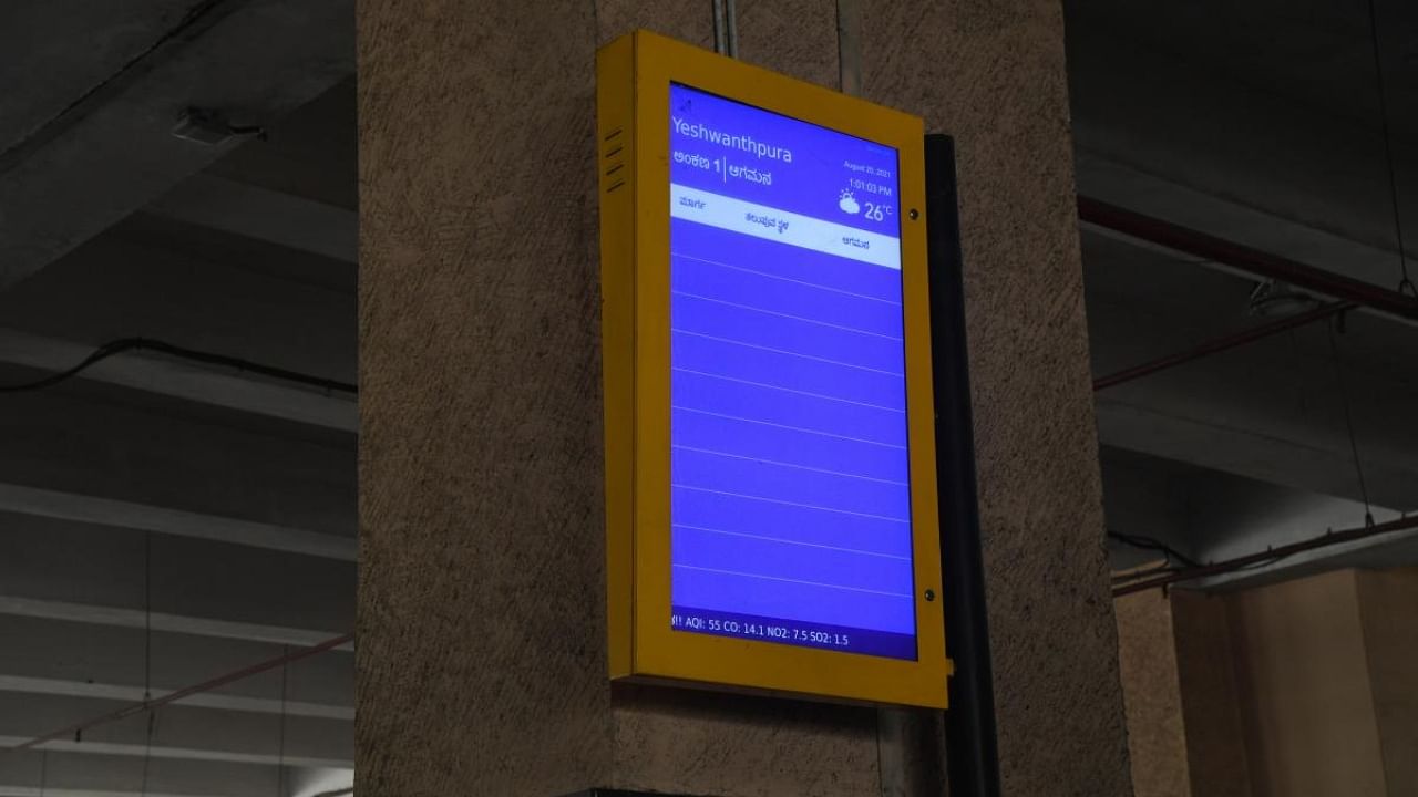 A smart LCD board with no bus details in the BMTC bus stand at Yeshwantpur. Credit: DH file photo