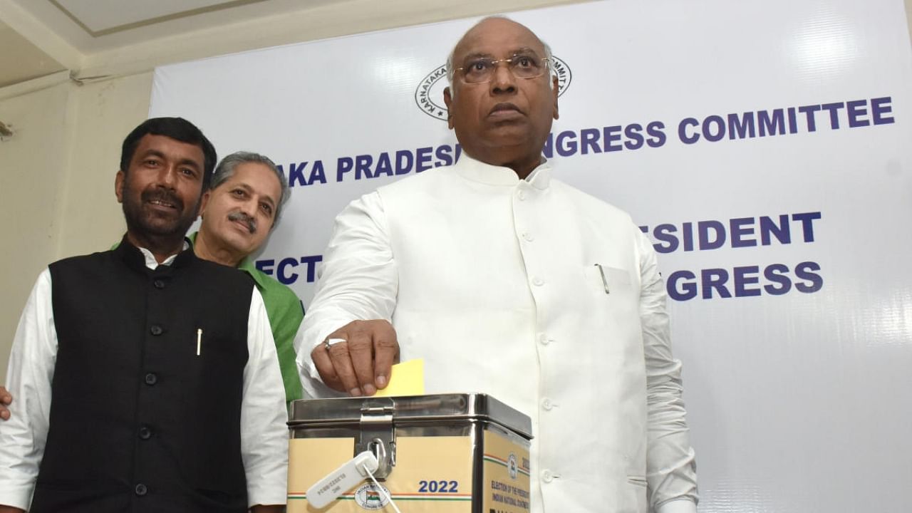 Congress President candidate Mallikarjun Kharge casting his vote for the Congress president elections at KPCC office in Bengaluru on Monday. Credit: DH Photo
