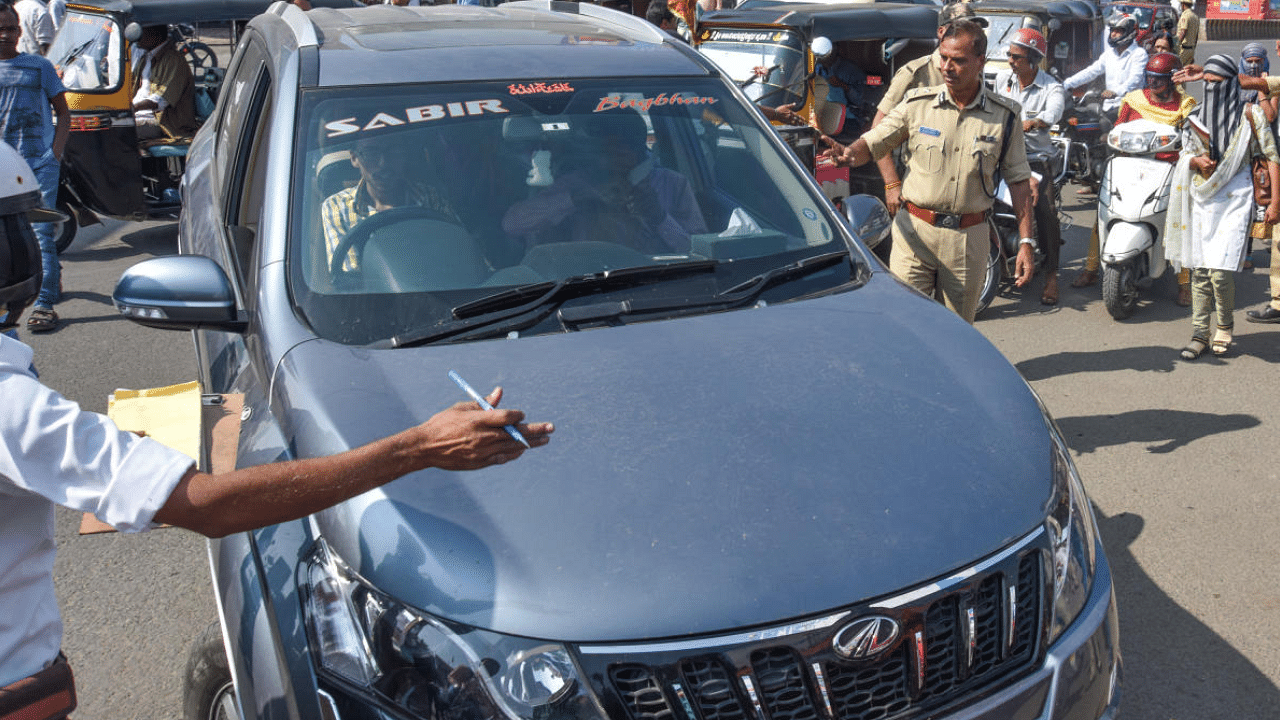 Cops stop vehicle with tinted glass. Representative image. Credit: DH Photo/Prashanth HG