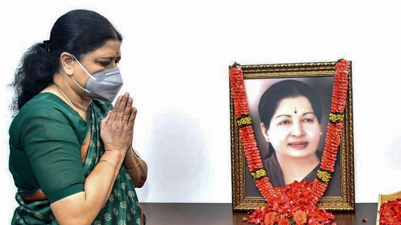 V K Sasikala paying tribute to former TN CM Jayaram Jayalalithaa. Credit: PTI File Photo