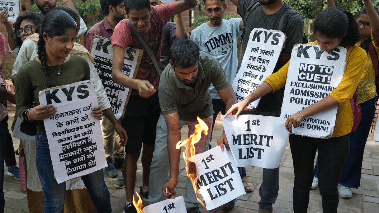 Krantikari Yuva Sangathan (KYS) student members protest the DU admission process through CUET Merit List. Credit: PTI Photo