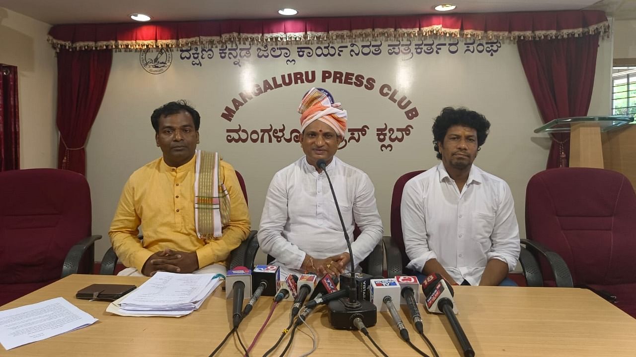 Pambadara Yane Daivadhakara Seva Samaja Sangha's erstwhile president and former president of Karnataka Tulu Sahitya Academy Dayananda G Kathalsar speaks to mediapersons in Mangaluru. Credit: DH Photo