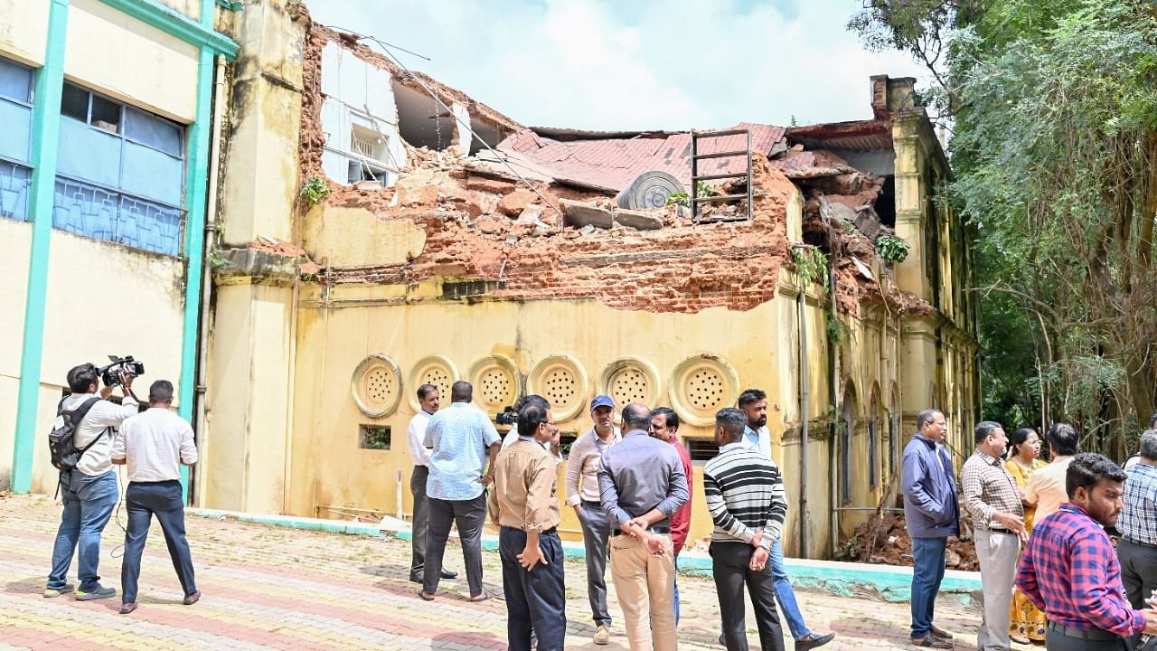 A portion of the heritage building of Maharani’s Science College for Women collapsed in Mysuru, on Friday. Credit: DH Photo