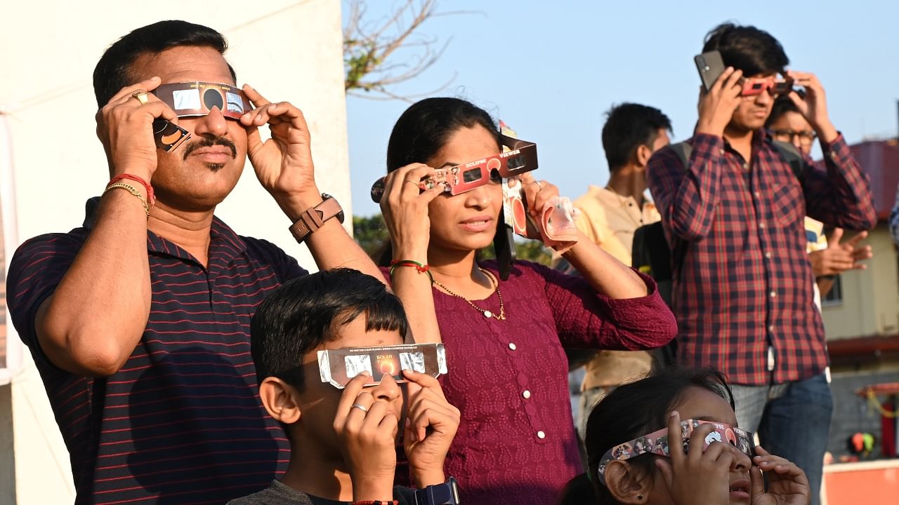 nthusiasts viewing solar eclipse at Panambur beach on Tuesday. Credit: DH Photo