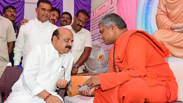 CM Basavaraj Bommai with Prasannanada Swami of Valmiki Gurupeetha in Bengaluru. Credit: DH File Photo/Ranju P