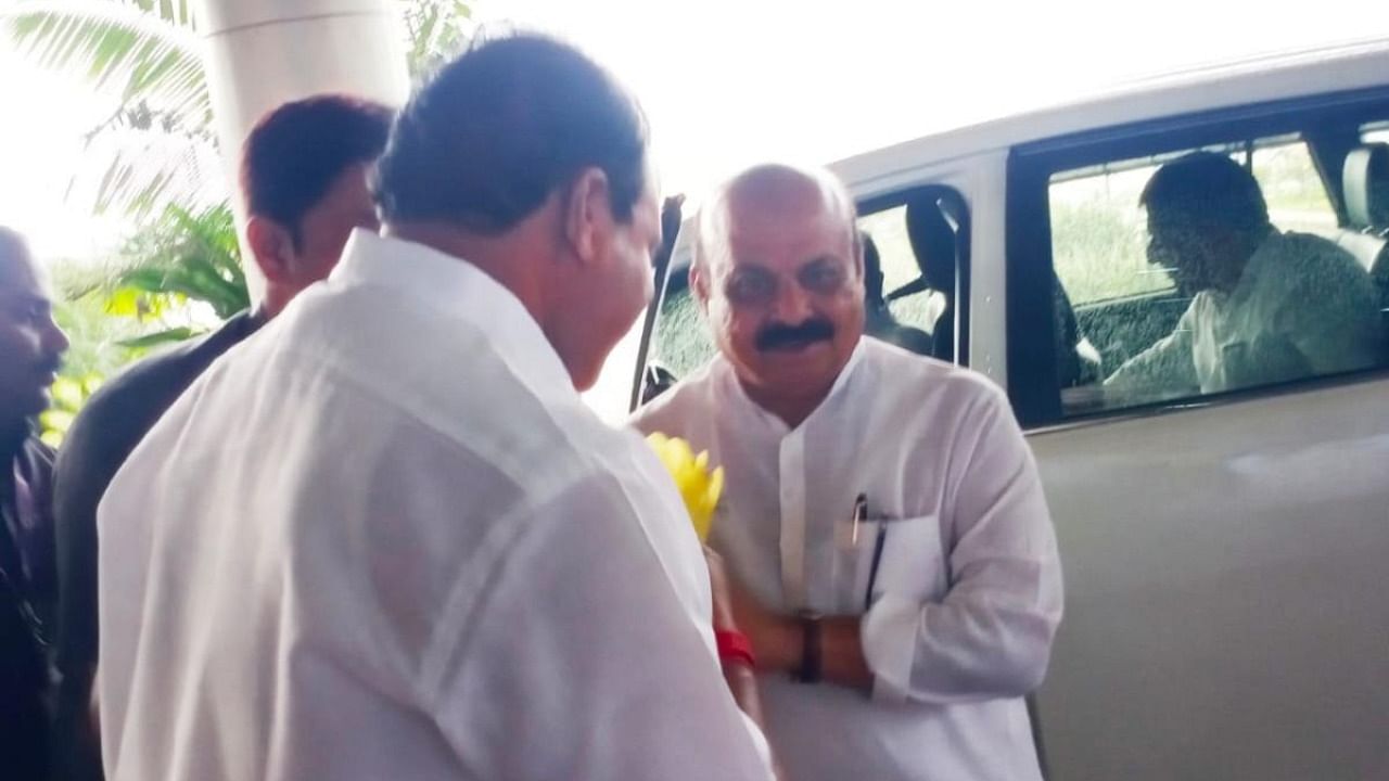 Hubballi-Dharwad Mayor Iresh Anchatgeri welcomes Chief Minister Basavaraj Bommai at Hubballi airport on Sunday, without wearing a gown. Credit: DH File photo