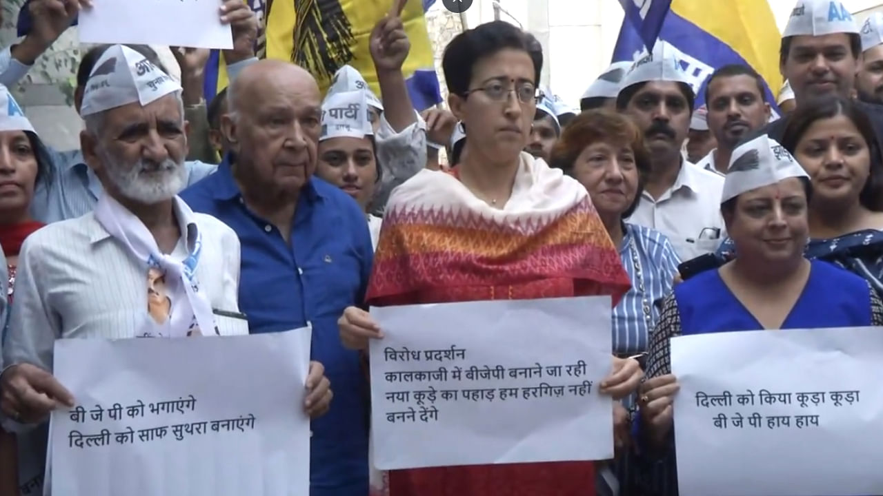 Several leaders including Kalkaji MLA Atishi, Tilak Nagar MLA Jarnail Singh, Vikas Puri MLA Mahendra Yadav and Kondli MLA Kuldeep Kumar joined the protest in their respective constituencies. Credit: Twitter/@AamAadmiParty