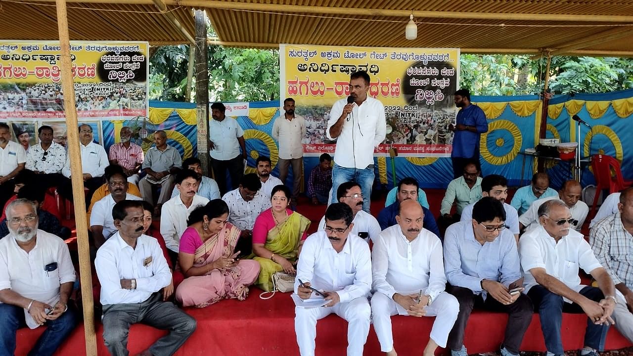 Toll Gate Virodhi Horata Samithi members have begun indefinite protest against Surathkal toll plaza from Friday. Credit: Special Arrangement