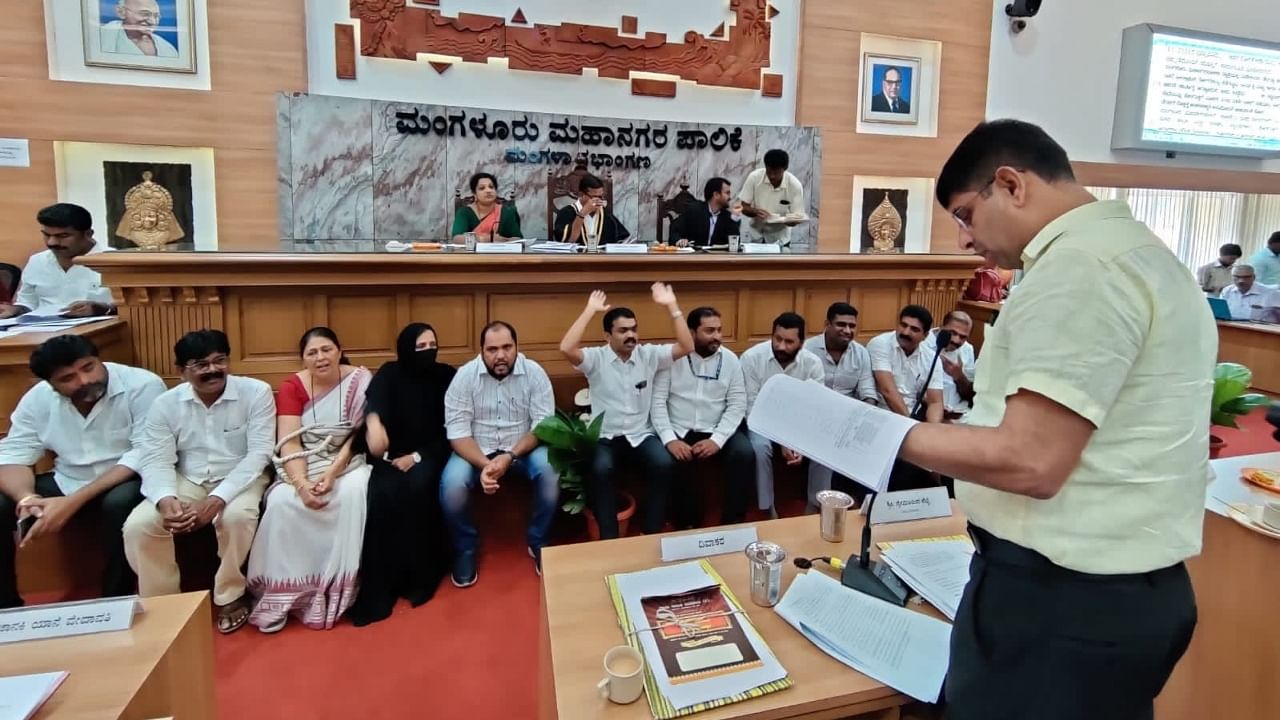 Opposition members in the Council of Mangaluru City Corporation staging a dharna in front of Mayor Jayanand Anchan, during the council meeting on Saturday. Credit: DH Photo/Fakruddin H