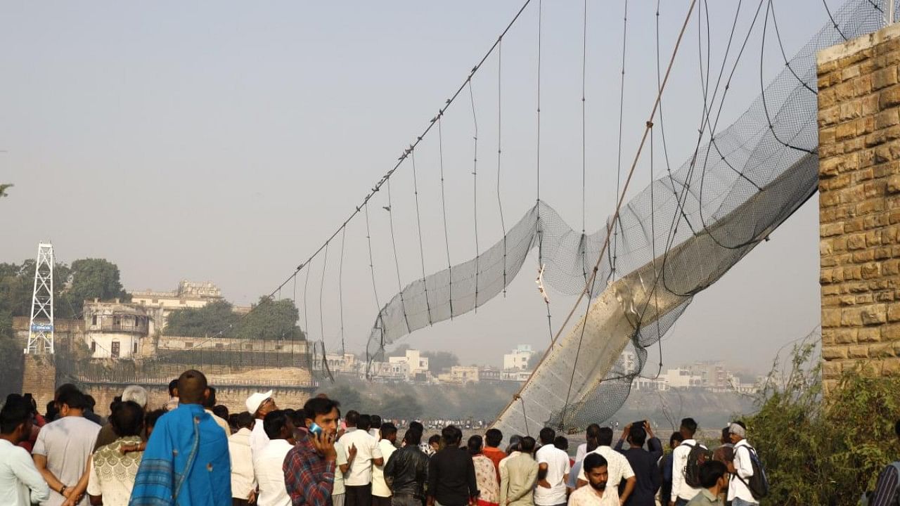 <div class="paragraphs"><p>Suspension bridge collapses in Morbi. </p></div>