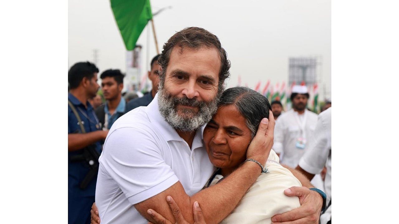 Congress leader Rahul Gandhi with deceased student Rohith Vemula's mother Radhika Vemula. Credit: Twitter / @INCIndia